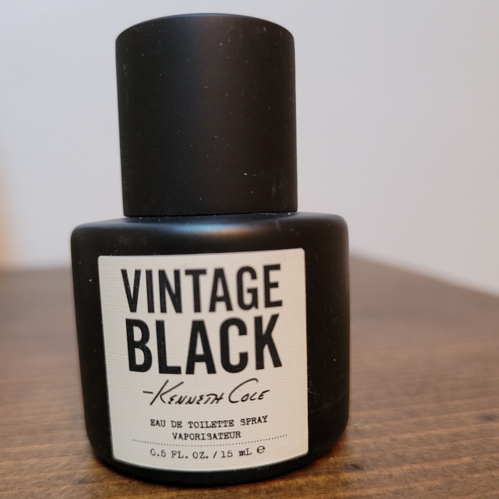 Kenneth Cole Vintage Black Eau de Toilette Spray - .5 Oz